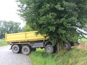 FOTO: Řidič s náklaďákem havaroval do stromu. Škoda je vyčíslena na 100 tisíc korun