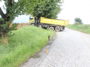 FOTO: Řidič s náklaďákem havaroval do stromu. Škoda je vyčíslena na 100 tisíc korun