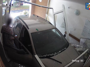 FOTO/VIDEO: Opilý řidič se zákazem řízení zaparkoval Octavii do vestibulu panelového domu, jednalo se o pomstu