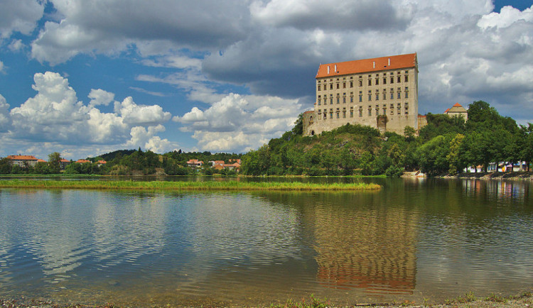 Kvalita vody v Plumlovské přehradě se zlepšila. V přerovské Laguně naopak představuje riziko