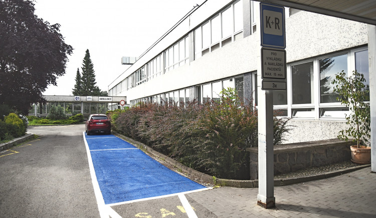 Modré parkovací zóny pro rychlý nástup a výstup pacientů zavádí Fakultní nemocnice Olomouc