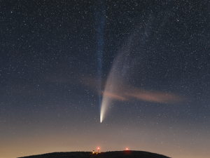 Tento snímek Petra Horálka, který kometu zachytil na Orlickoústecku, ocenila i NASA