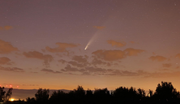 Poslední šance ulovit fotku! Kometa se už vzdaluje a vrátí se až za 7000 let