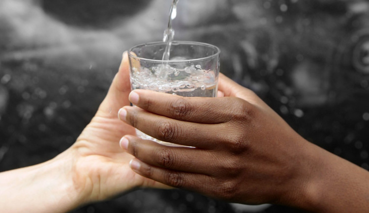 Olomoucké kavárny a restaurace budou prodávat kohoutkovou vodu na pomoc Haiti