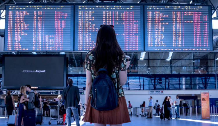 Zájem o letenky roste až o pětinu. Postupně klesají i jejich ceny