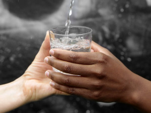 Olomoucké kavárny a restaurace budou prodávat kohoutkovou vodu na pomoc Haiti