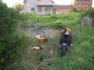 Sedmadvacetiletý motorkář bez řidičáku boural u železničního přejezdu. Do nemocnice odletěl vrtulníkem