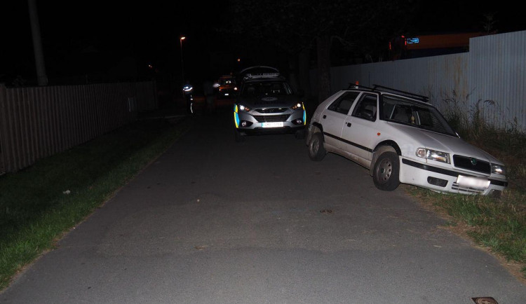 Opilý muž bez řidičáku po bouračce pokračoval v cestě. Nakonec skončil v příkopě