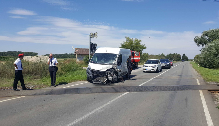 Řidiče dodávky oslnilo slunce a vjel do cesty rychlíku