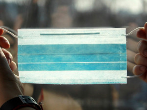 Nárůst počtu případů nakažení koronavirem v pondělí opět zrychlil