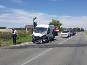 Řidiče dodávky oslnilo slunce a vjel do cesty rychlíku