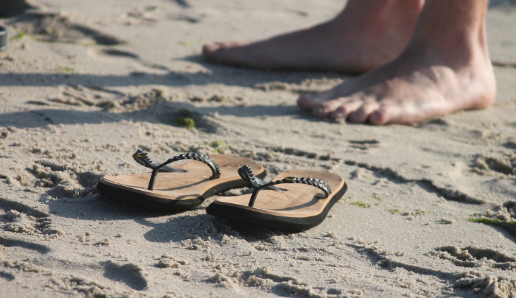 Nevhodná letní obuv může způsobit zdravotní problémy. Ortoped radí, na co si dát pozor