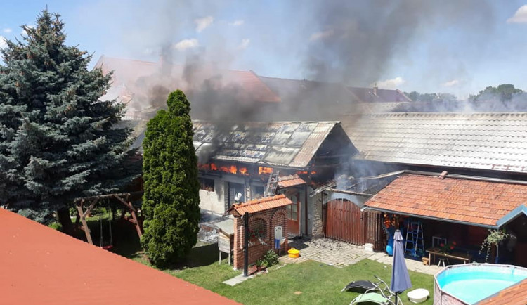 FOTO: Devět jednotek zasahovalo u požáru rodinného domu a dvou hospodářských budov