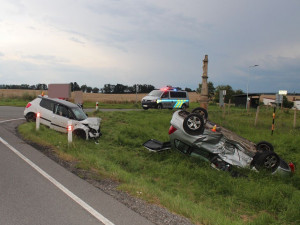 Při nehodě na Olomoucku se zranili čtyři lidé, jedno auto skončilo na střeše