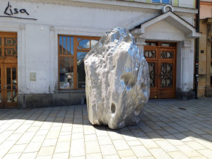 Na náměstí přistál šestitunový Vesmírný balvan. Kolemjdoucí láká na výstavu galerie