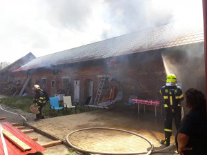 Na místě hořely dvě hospodářské budovy.