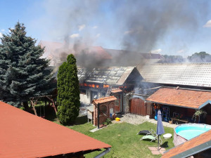 FOTO: Devět jednotek zasahovalo u požáru rodinného domu a dvou hospodářských budov