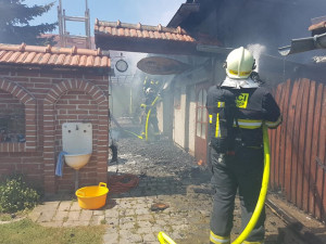 Požár se hasičům povedlo dostat pod kontrolu zhruba po hodině.