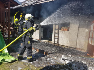 Po uhašení bylo ještě potřeba najít skrytá ohniska.