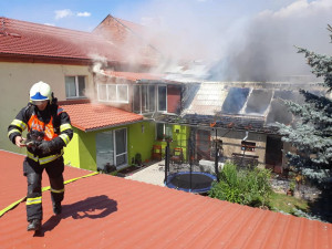 S požárem pomáhalo také několik jednotek dobrovolných hasičů.