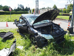 Na Šumpersku se střetl vlak s osobním autem, řidič se zranil