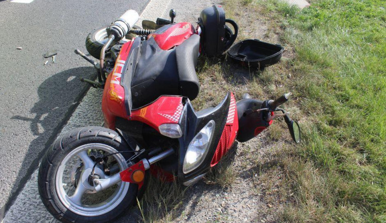 Při nehodě utrpěl motorkář zranění, se kterým musel být převezen do nemocnice.