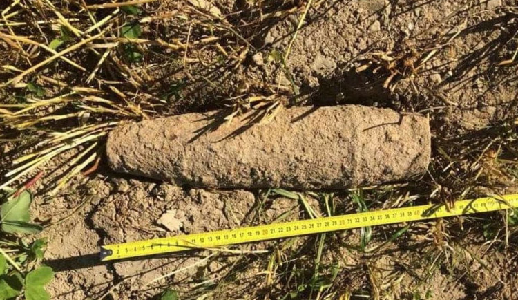 Muž našel na poli volně ležet dělostřelecký granát, z místa ho odvezl pyrotechnik