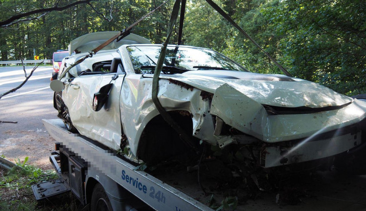 FOTO: Řidič chevroletu dostal smyk a skončil v rokli. Na místě zasahovaly všechny složky IZS