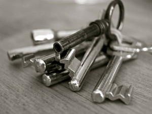 Žena si nechala nalezené klíče od sousedova bytu. Ten se o ně přihlásil a obvinil ji ze záměrného jednání