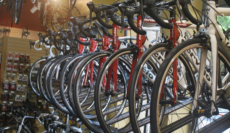Poptávka po jízdních kolech stoupla o polovinu. Sklady jsou prázdné, říkají prodejci