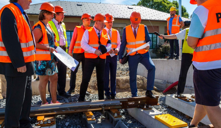 Pouhé na shledanou nestačí. Výpravčí dostali před Babišovou návštěvou pokyny, jak se mají chovat