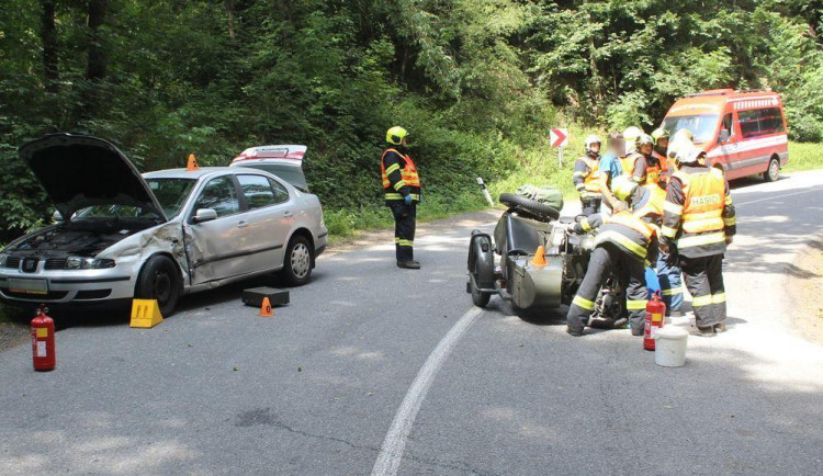 Řidič historické motorky skončil v nemocnici po bouračce s protijedoucím autem