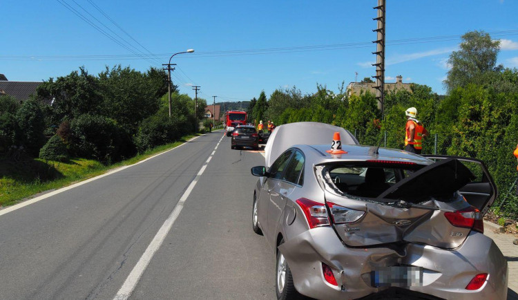 Řidička nastavovala teplotu a nevšimla si brzdícího auta před sebou. Pět cestujících se zranilo