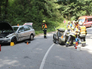 Řidič historické motorky skončil v nemocnici po bouračce s protijedoucím autem