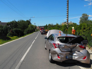 Řidička nastavovala teplotu a nevšimla si brzdícího auta před sebou. Pět cestujících se zranilo