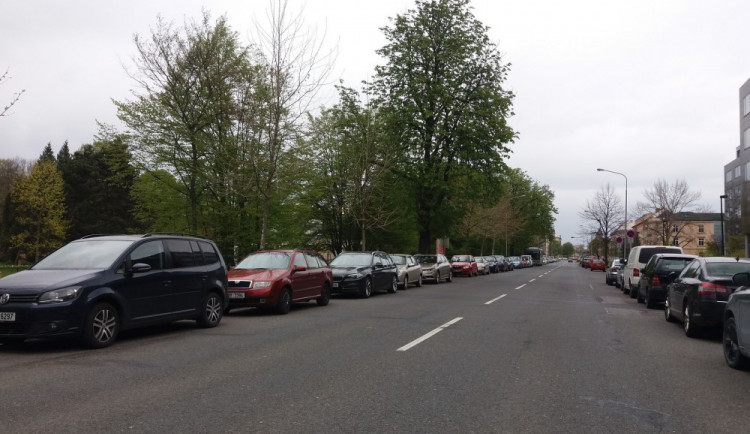 Olomouc se chystá na změnu parkovacího systému. Rozšíří se placená zóna?