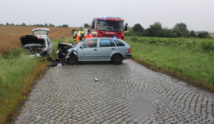 Řidič nezvládl jízdu a naboural do protijedoucího auta, které náraz vymrštil ze silnice