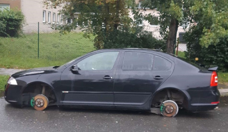 Majitel Octavie přišel v Neředíně přes noc o všechna čtyři kola