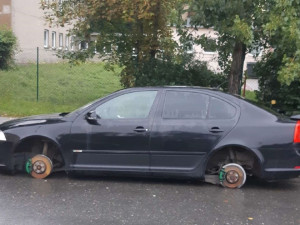 Majitel Octavie přišel v Neředíně přes noc o všechna čtyři kola