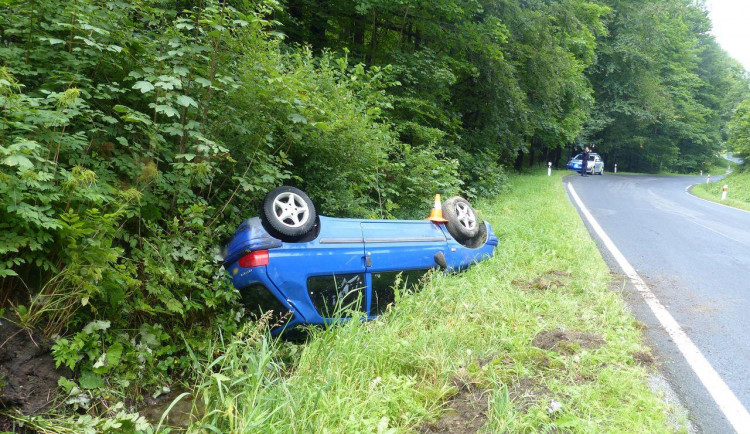 FOTO: Na Jesenicku se bouralo. Zranil se starší řidič, havarovala také cisterna