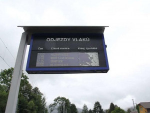 VIDEO: Podnapilý muž rozbil panel s odjezdy vlaků. Policie se obrací na svědky