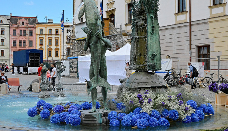 Po Sloupu Nejsvětější Trojice vykvetla i vedlejší Arionova kašna. Tentokrát bílými a modrými květy