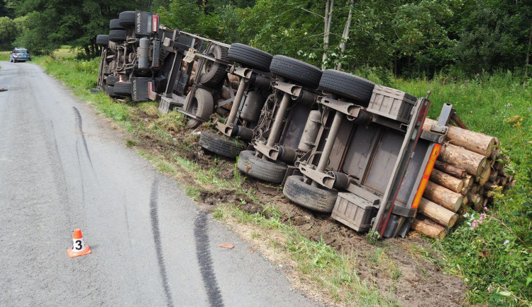 Pod naloženým kamionem se dřevem se utrhla krajnice. Škoda se vyšplhala k milionu korun