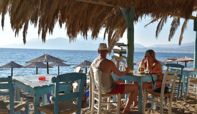 Vyhýbejte se na dovolené barům a dodržujte rozestupy na pláži, doporučuje Čechům ministerstvo zdravotnictví