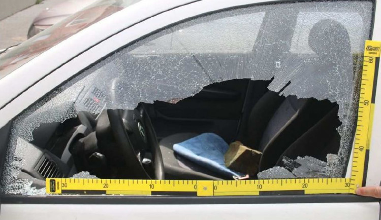 Řidič si zapomněl v autě peněženku přes noc. Ráno v něm našel jen kámen