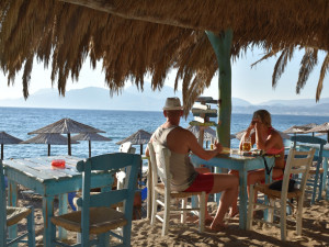 Vyhýbejte se na dovolené barům a dodržujte rozestupy na pláži, doporučuje Čechům ministerstvo zdravotnictví
