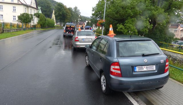 Policie pátrá po řidiči červeného auta, který způsobil dopravní nehodu dvou aut. Z místa nehody ujel
