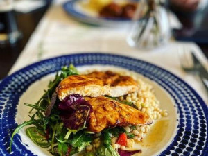 Romantický rybník a výhled na pasoucí se koně. Takový je olomoucký Park Hotel Prachárna