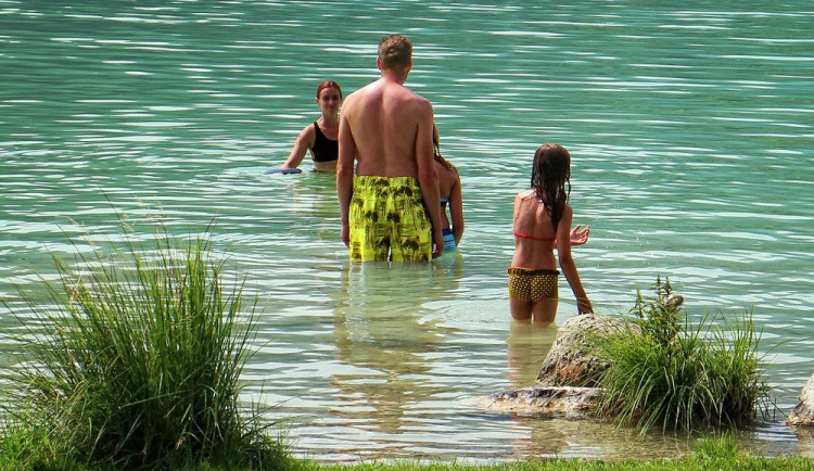 Tropické teploty trhají rekordy v návštěvnosti koupališť. Na Plumlově ale přibylo sinic