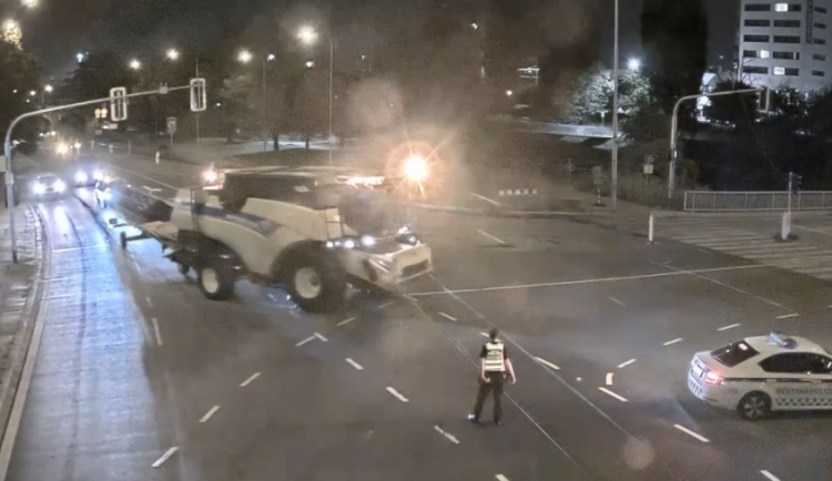 VIDEO: Řidič kombajnu z Prostějovska zabloudil cestou ze žní. Skončil uprostřed noci v Brně